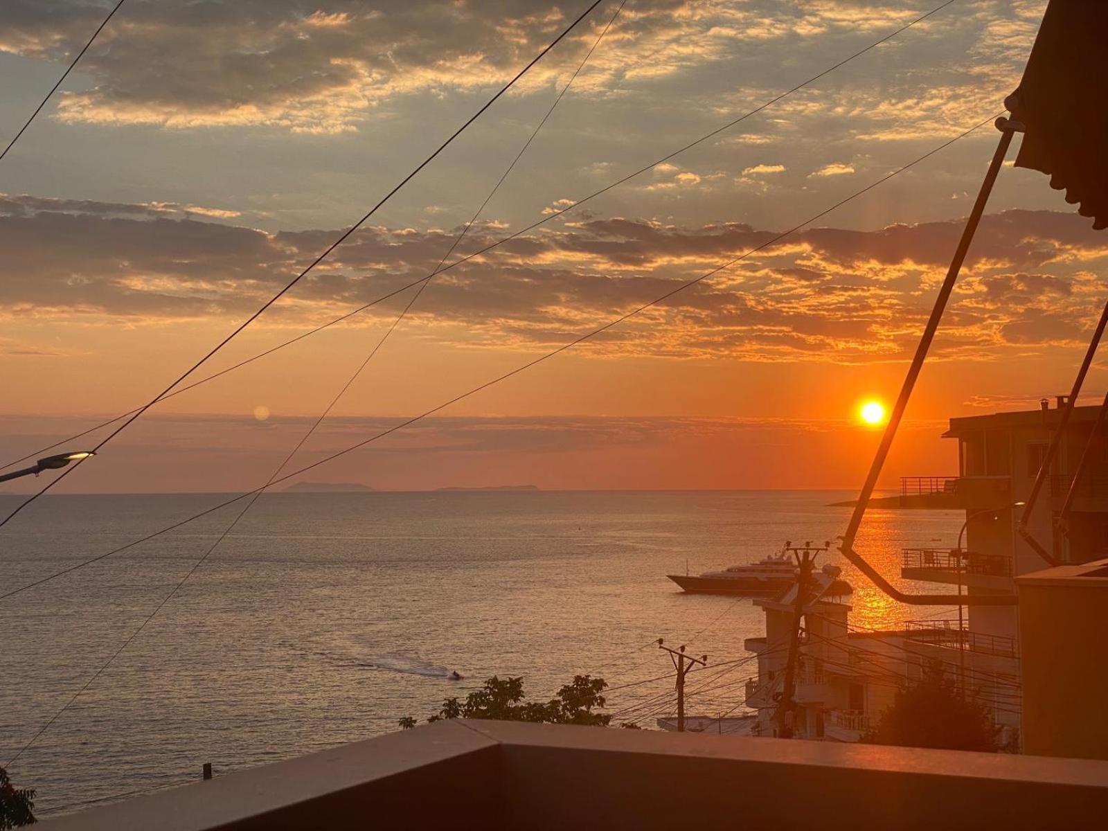 Del Mar Sea View Apartment Sarandë Eksteriør bilde